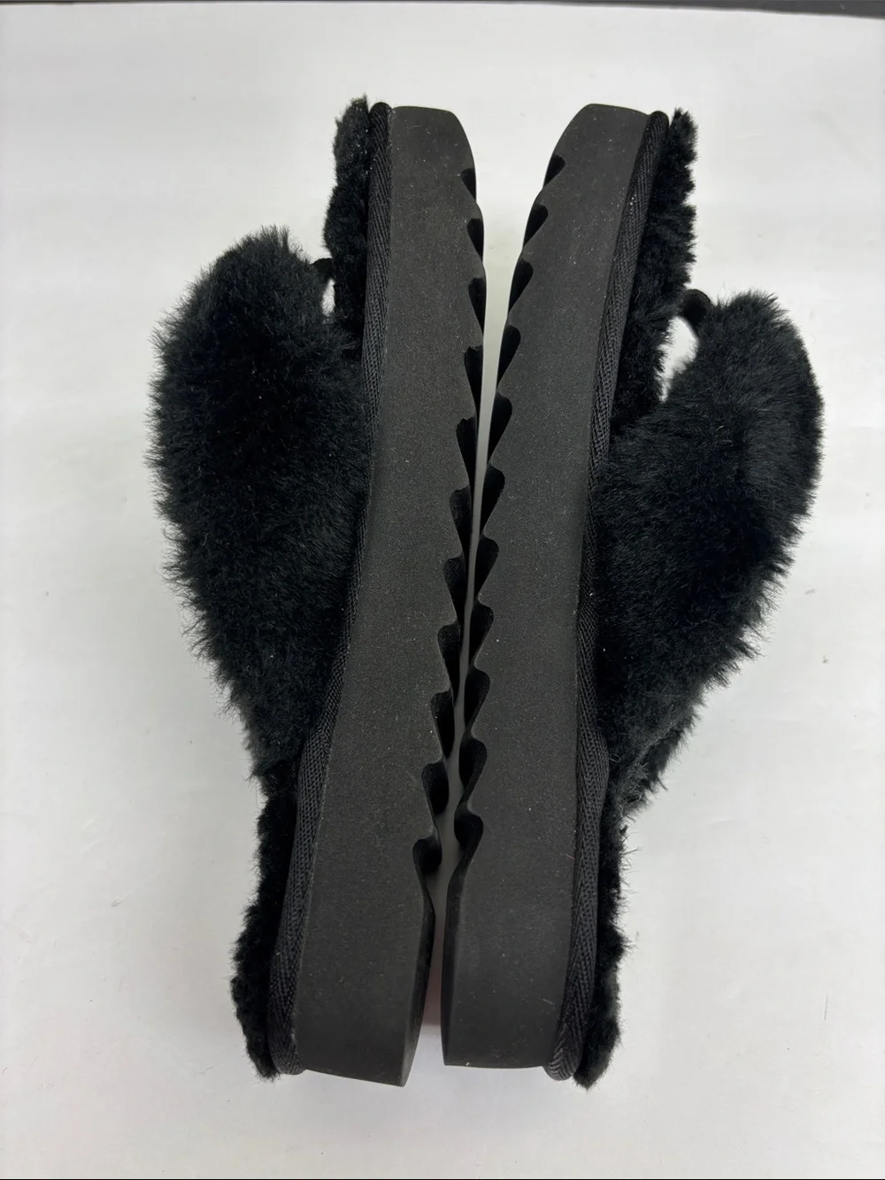 Koolaburra by Ugg thong slippers for big girl SZ 5, box 80